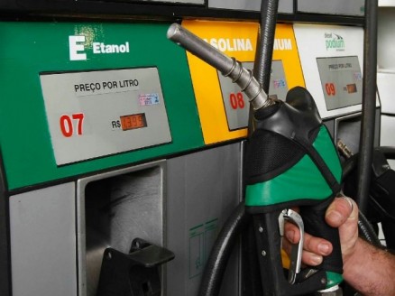Alta do etanol impede queda do preço da gasolina na bomba, dizem postos